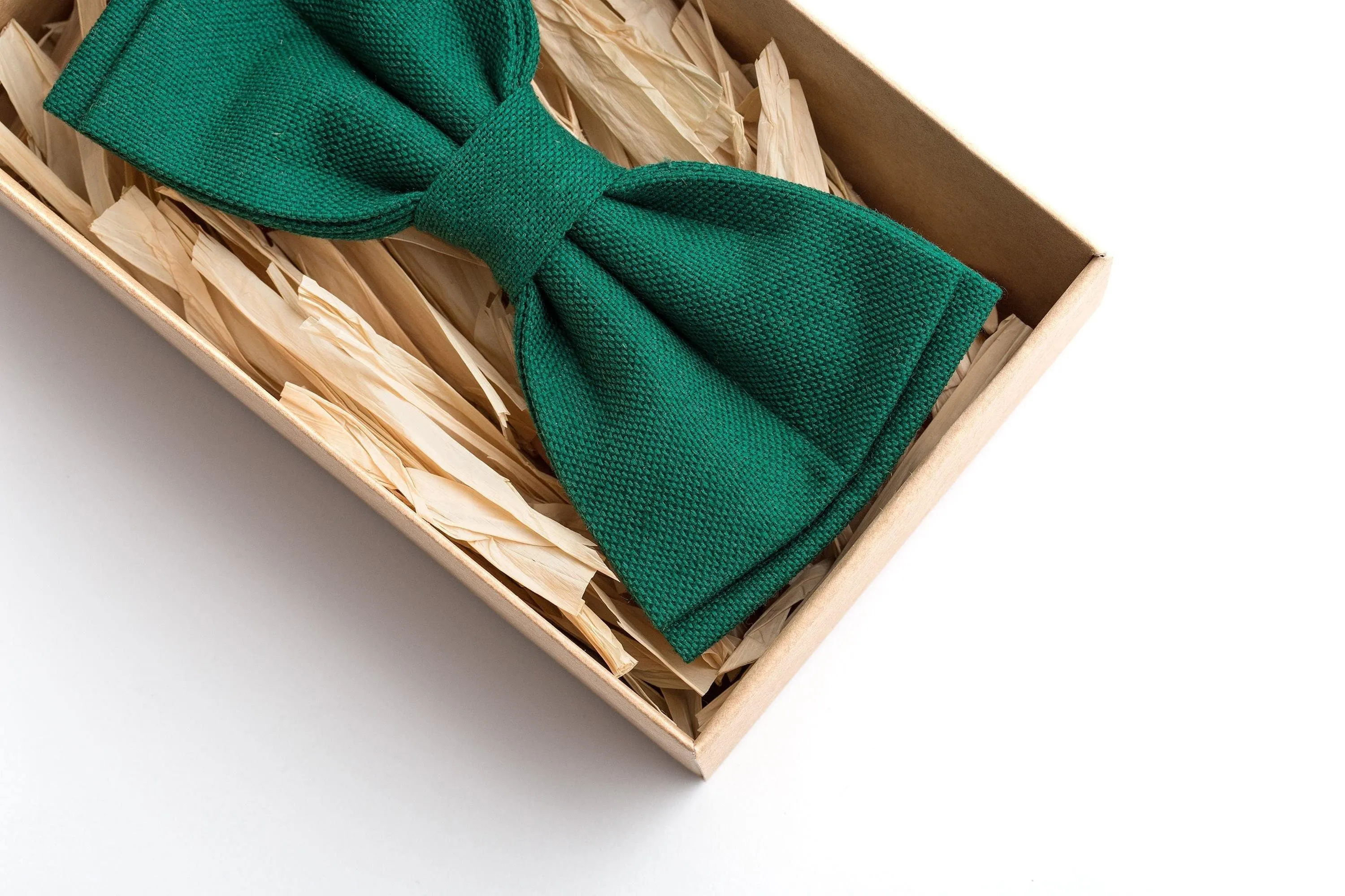 Eco-Friendly Emerald Green Linen Bow Tie - Stylish and Sustainable Accessory for Men