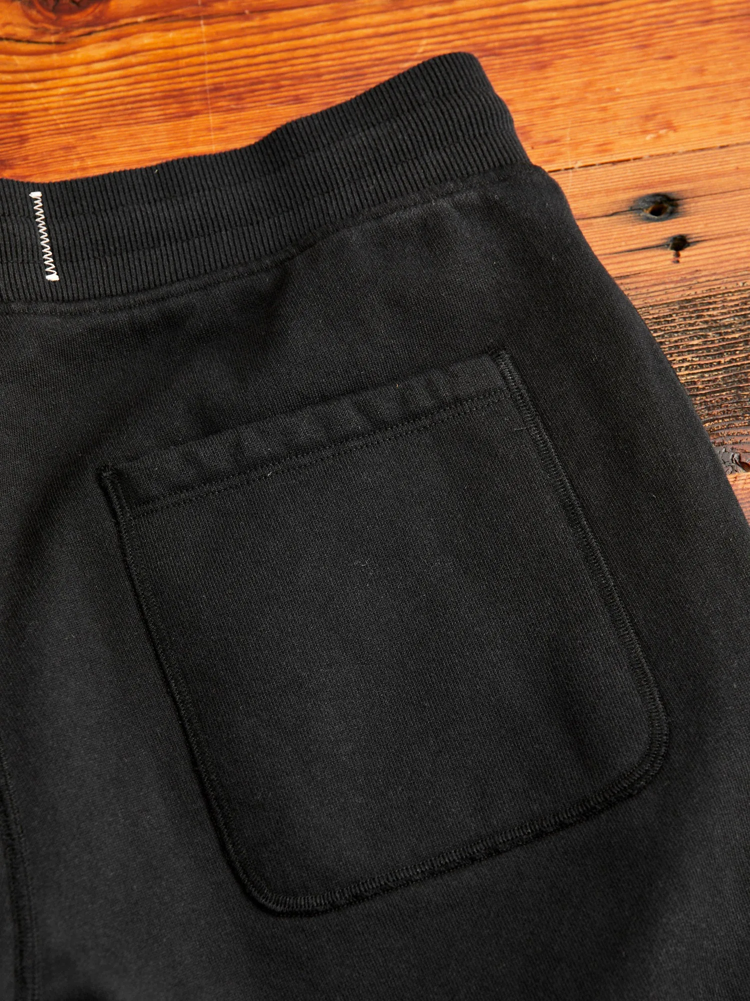 Heavyweight Fleece Cuffed Sweatpant in Black