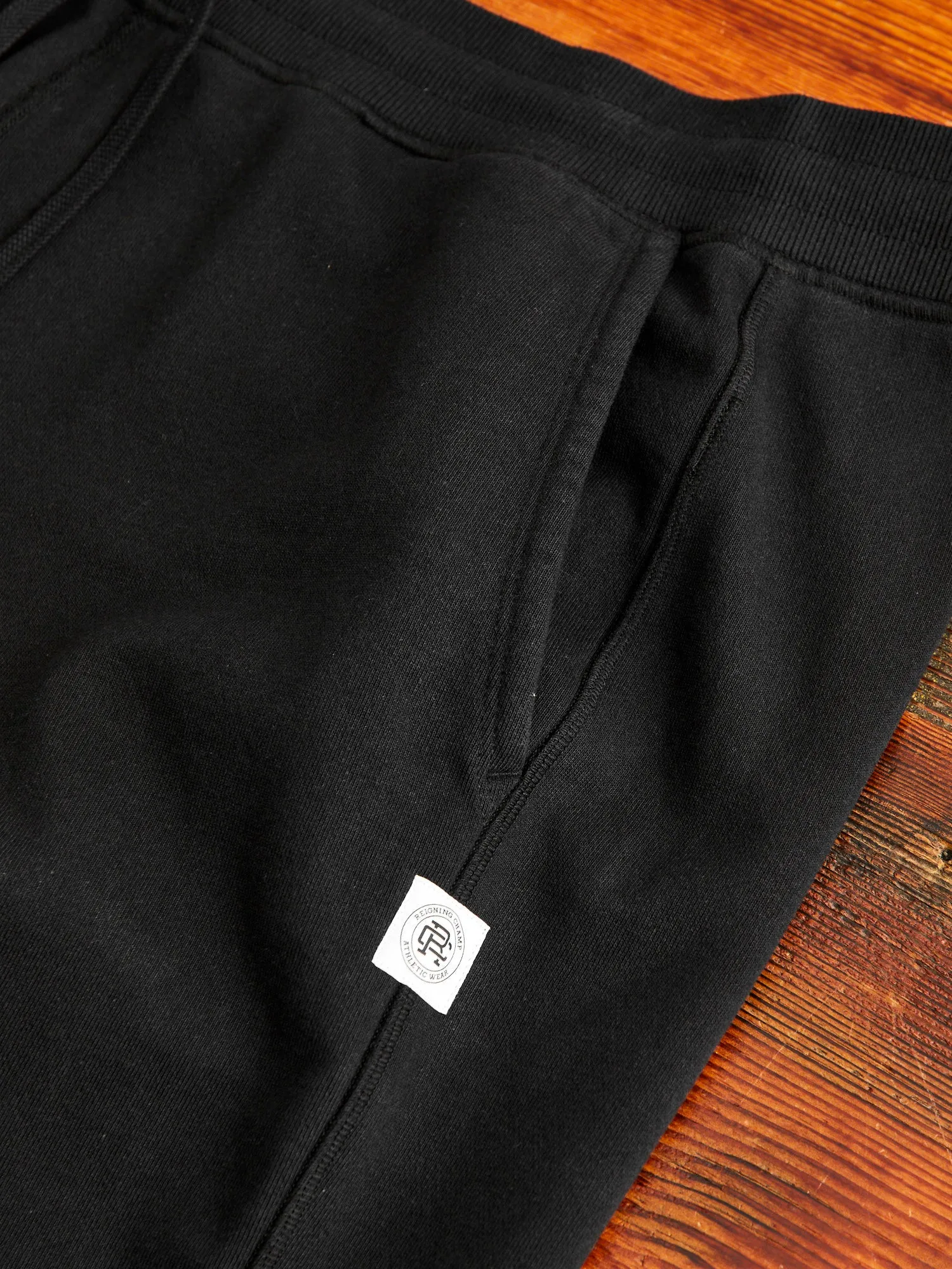 Heavyweight Fleece Cuffed Sweatpant in Black