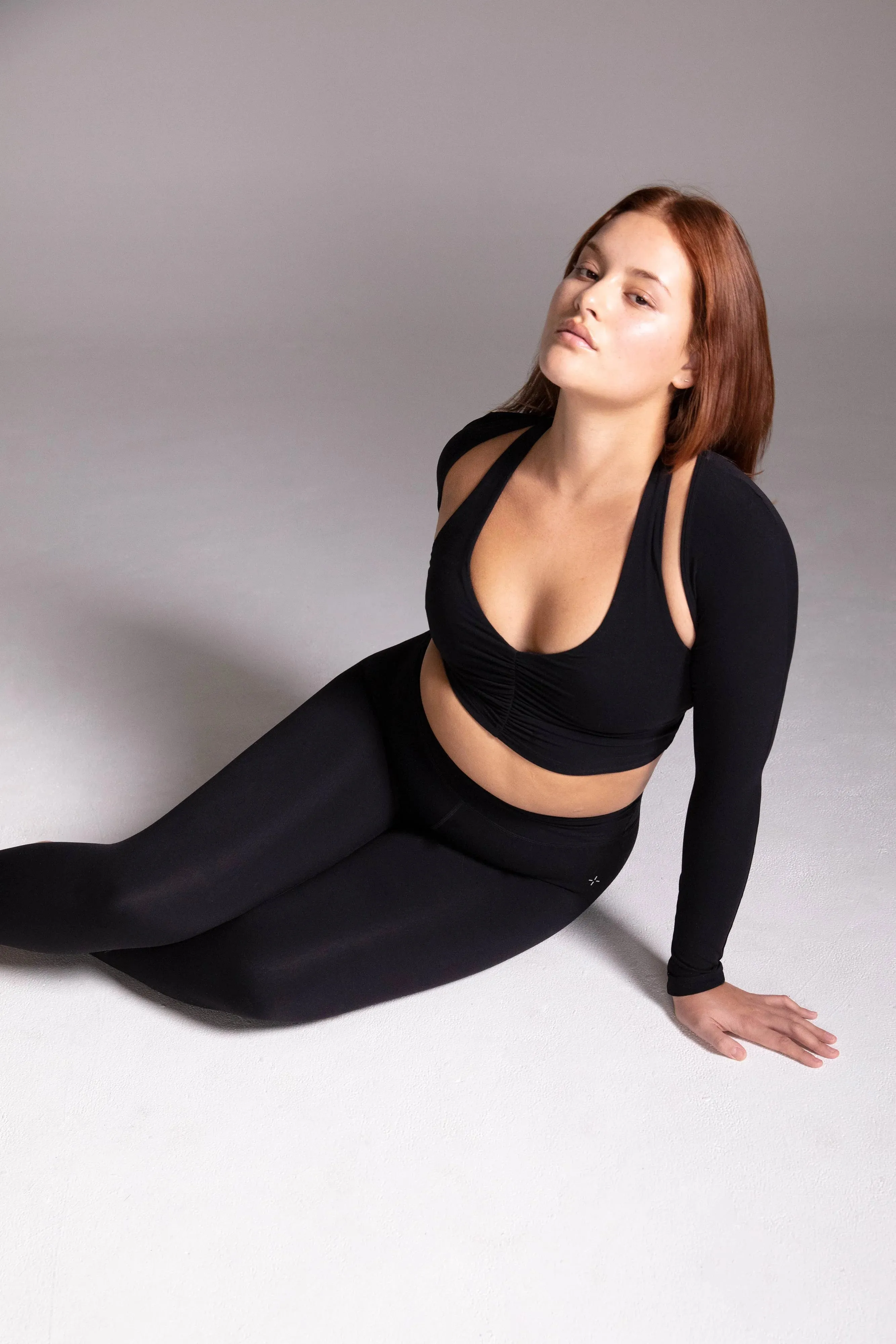 TRAIN SHRUG BLACK
